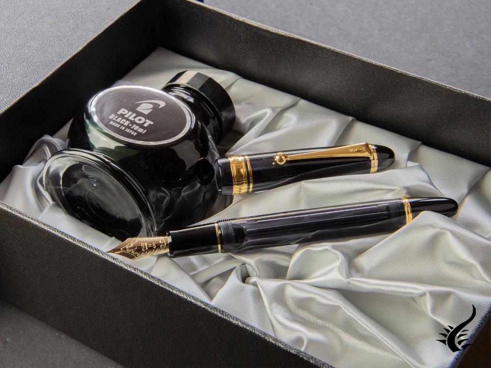 Pilot Custom 823 Fountain Pen, Acrylic Resin, Gold trim, Black, NC823N