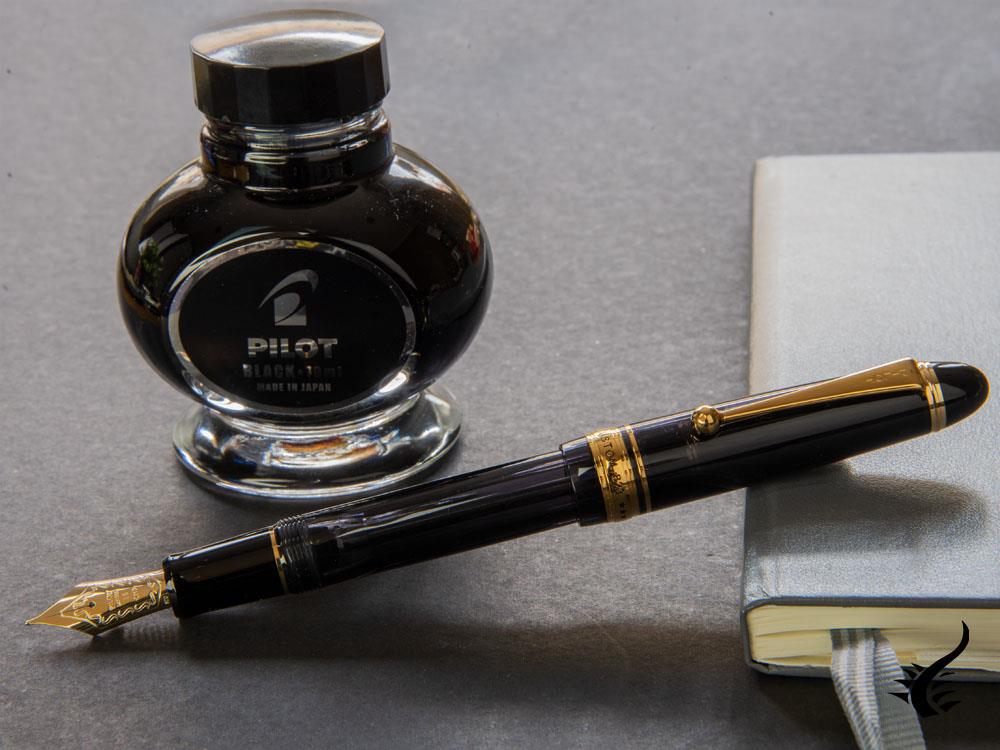 Pilot Custom 823 Fountain Pen, Acrylic Resin, Gold trim, Black, NC823N